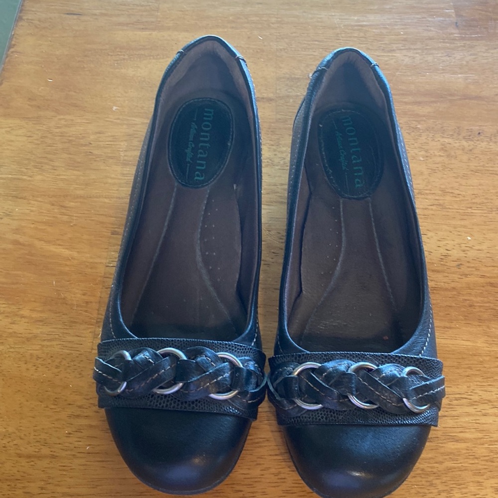 Size 8 , small wedge, cute detail